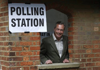  Europee, Farage vota al seggio di Cudham 3