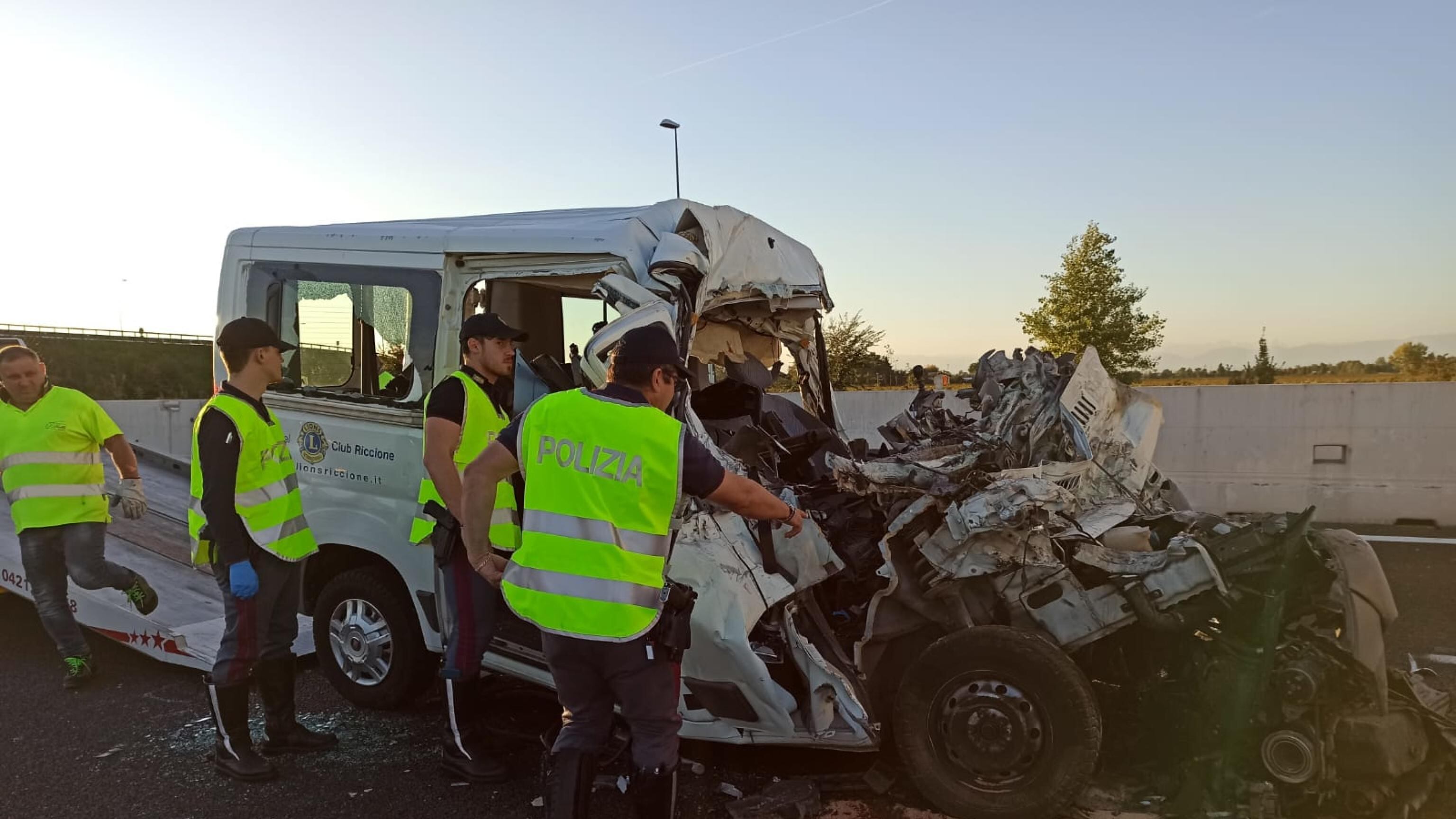 Schianto in autostrada, la gita diventa tragedia: strage di ragazzi Down