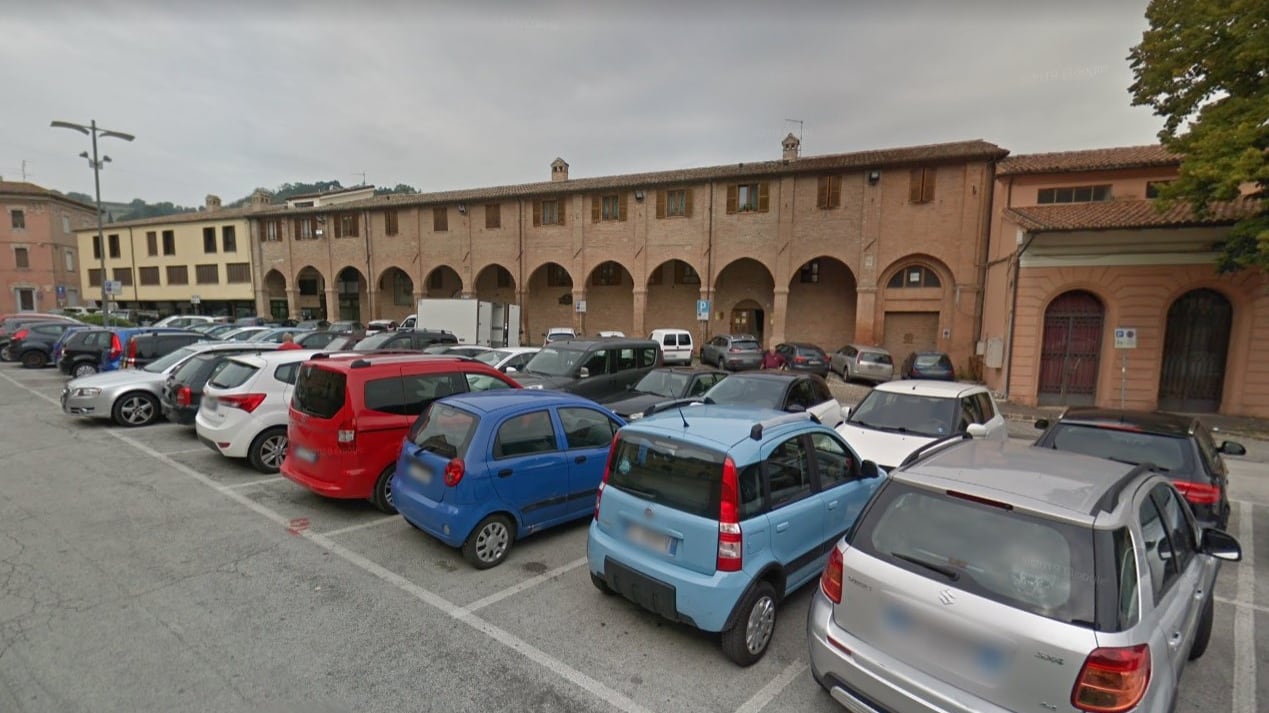 Carabinieri lo aiutano, nigeriano ubriaco li ferisce: subito libero