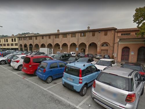Carabinieri lo aiutano, nigeriano ubriaco li ferisce: subito libero