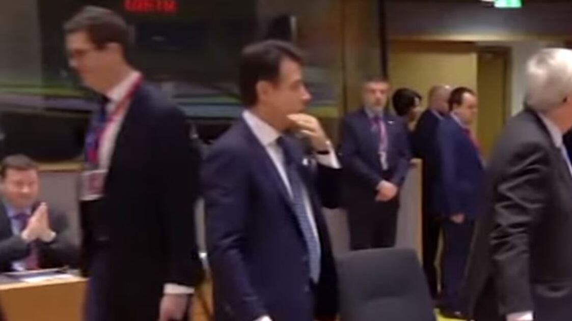 "Sei fumosa", "Non l'ho detto": lite tra Juncker e la May