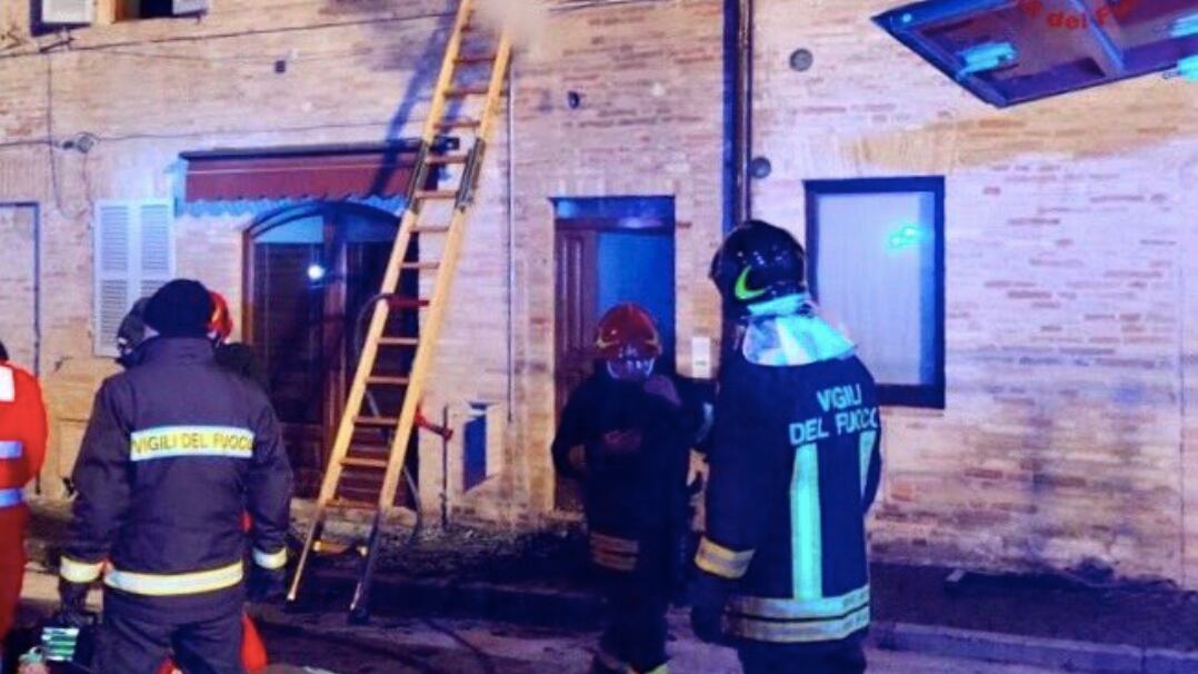 Fermo, abitazione va a fuoco: muore una bambina