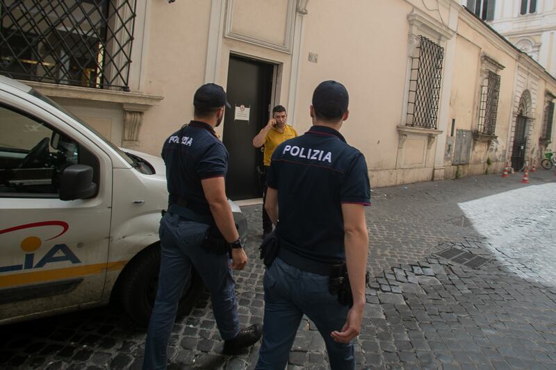 Dai sotterranei fanno un buco ed entrano da Bulgari: bottino di 500mila euro 2