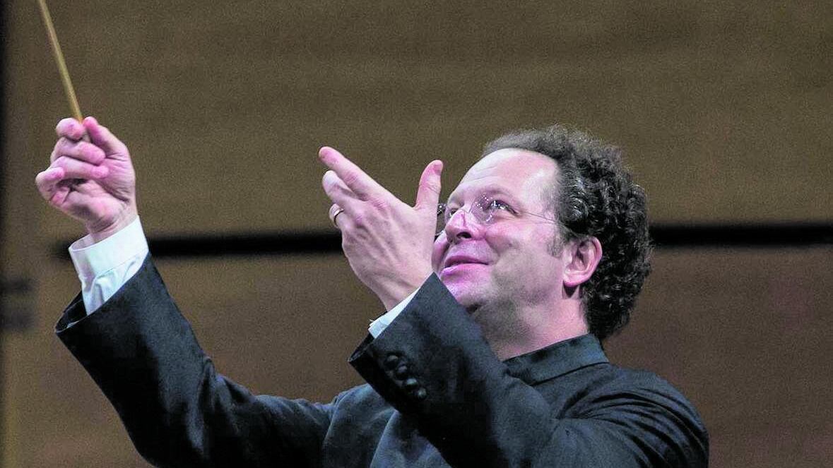 In Auditorium dirige Axelrod, (bacchetta Usa)