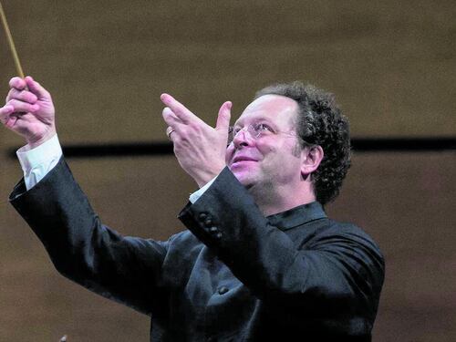 In Auditorium dirige Axelrod, (bacchetta Usa)