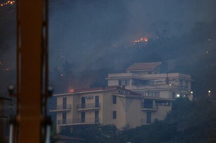 Palermo accerchiata dal fuoco: bruciano le colline attorno alla città 6