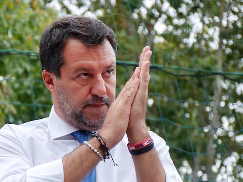 Lite a sinistra. E Salvini cede: il 90% dei leghisti è per l'obbligo