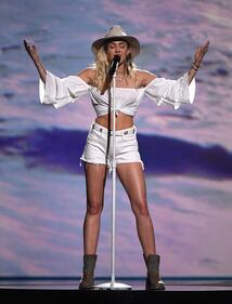 Miley Cyrus, incidente di seno su Instagram  2