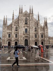 Breve ondata di maltempo su Milano, turisti colti di sorpresa in centro 4