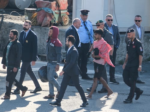 Boicottaggio sull'Albania. Crociata contro i medici: complici di deportazione
