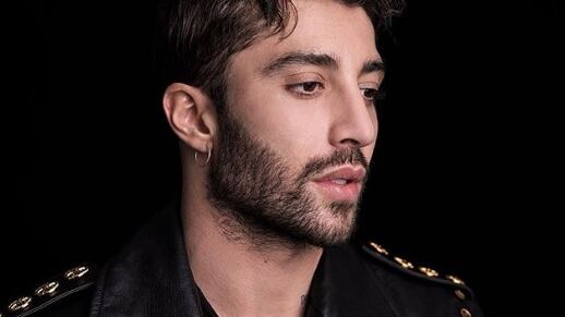 Andrea Iannone non è più solo: c’è una ragazza nel letto con lui