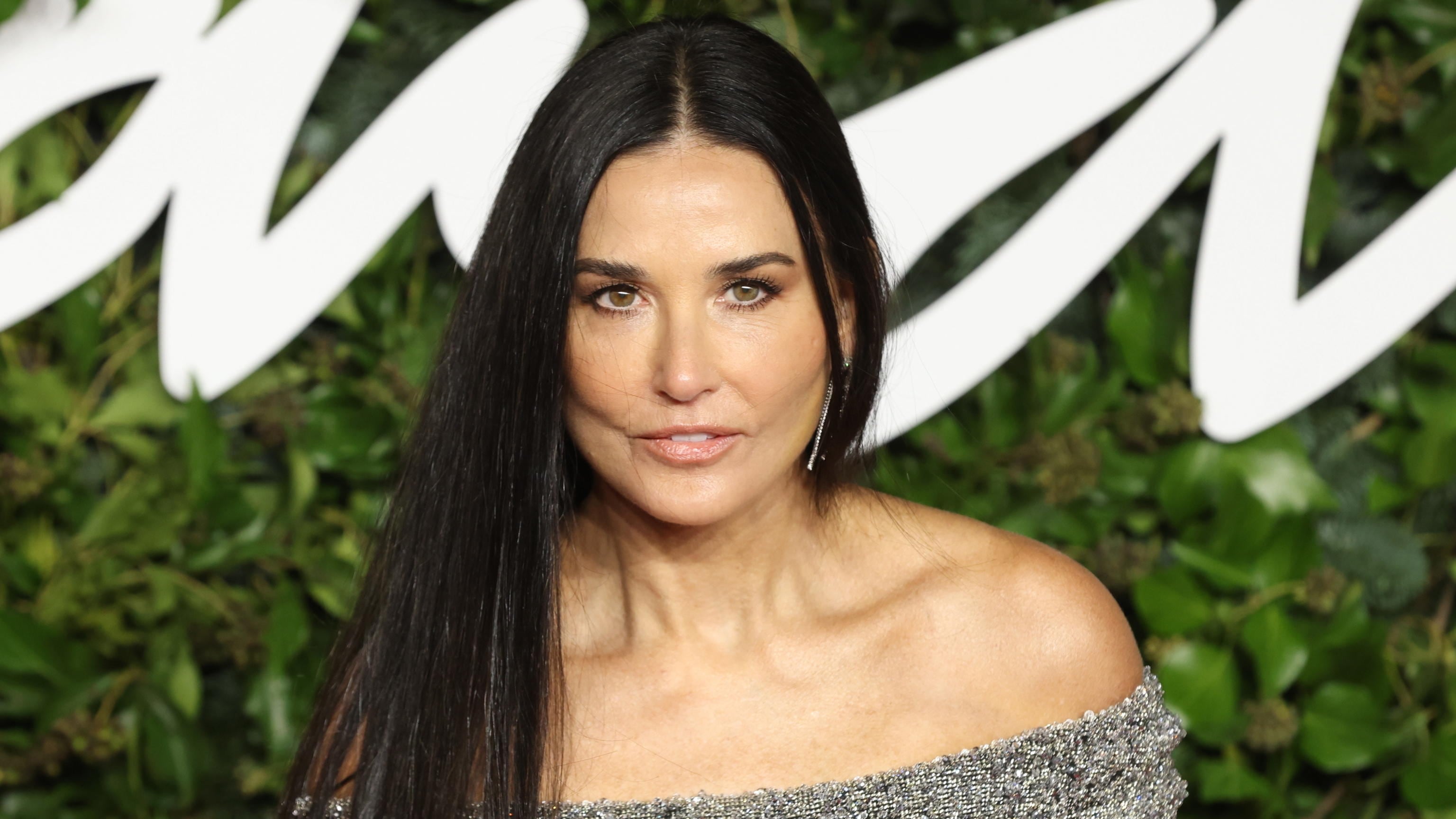 Demi Moore, come portare i capelli lunghi a 60 anni