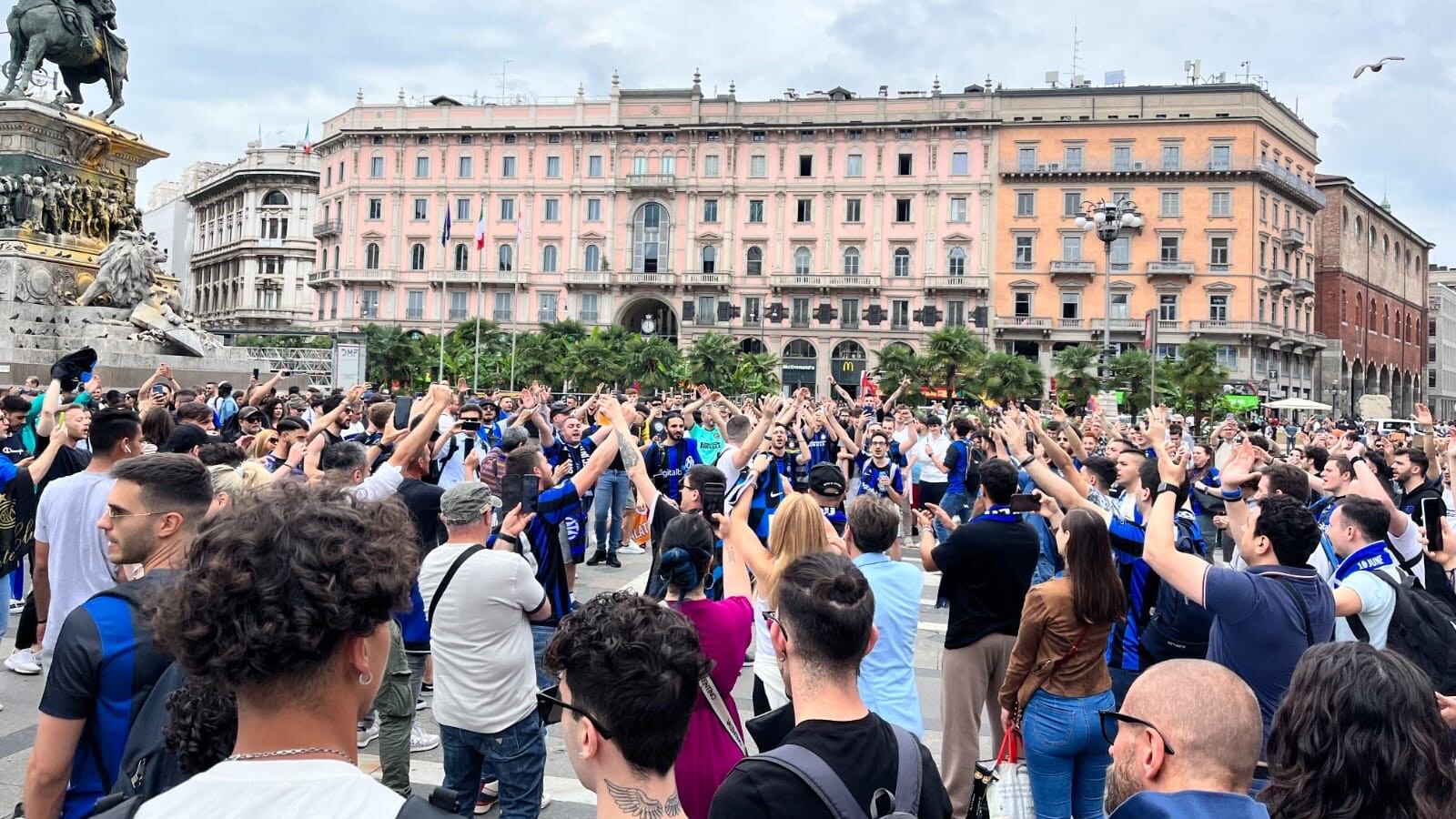 La trepidante attesa del popolo interista per le vie di Milano