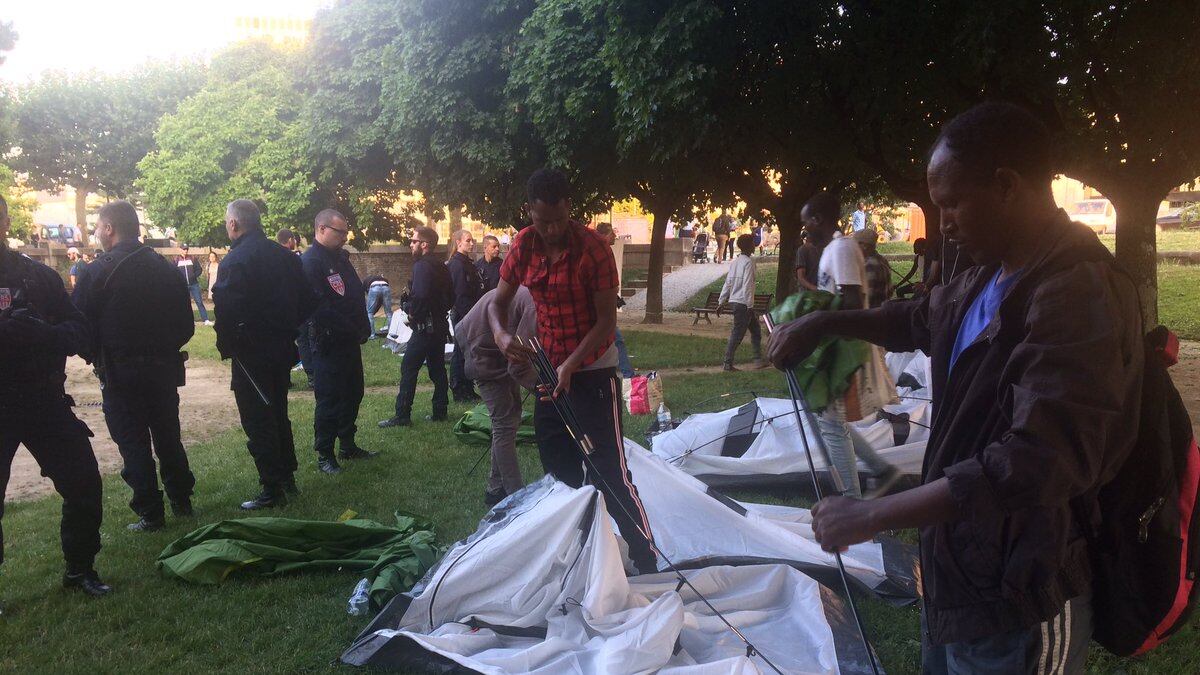 Nantes, migranti occupano una piazza ma la polizia francese li caccia subito