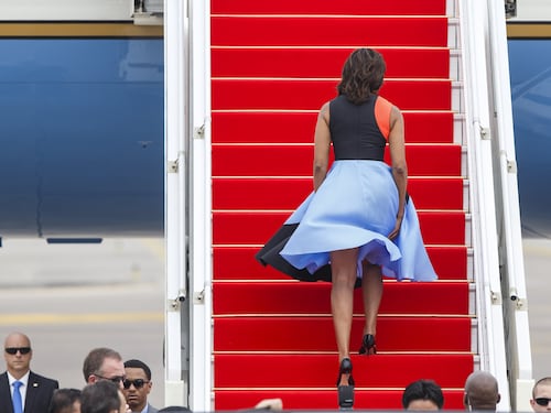 Una folata di vento alza la gonna a Michelle Obama
