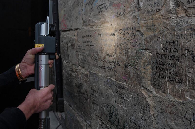 Il laser che cancella le scritte dai muri 2