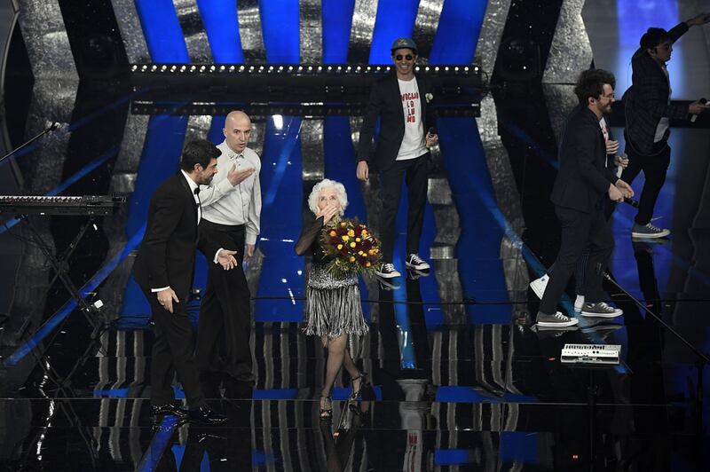 Sanremo, "Lo Stato Sociale" e la "vecchi che balla" 5