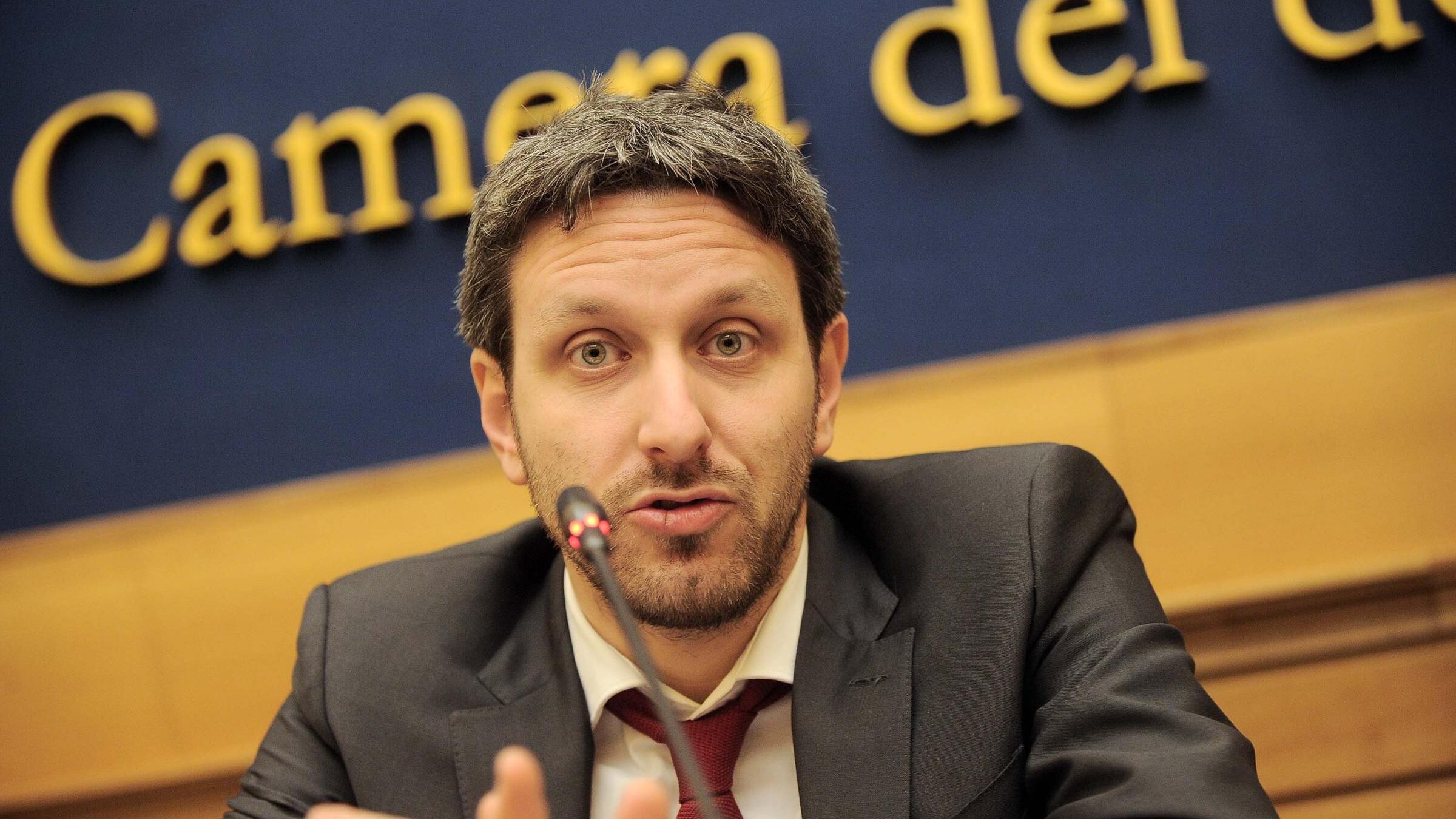 "Giusto uccidere fascisti". Il delirio del deputato