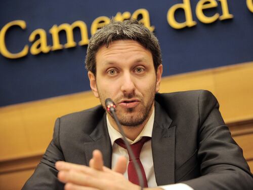 "Giusto uccidere fascisti". Il delirio del deputato