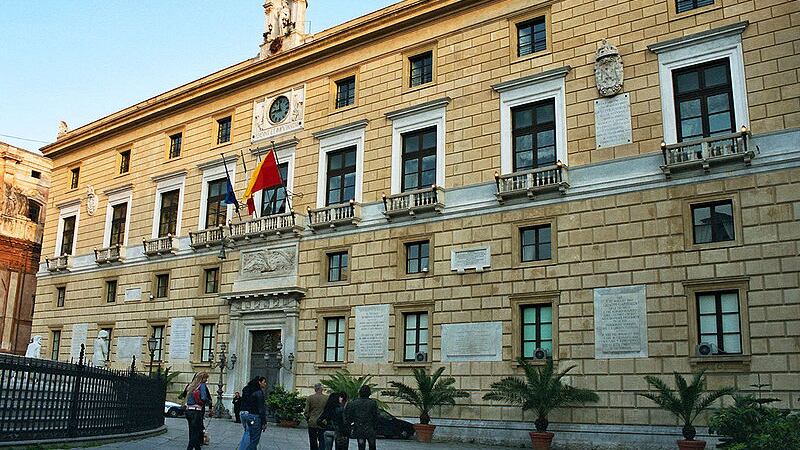 Corruzione al comune, chiesta la sfiducia di Orlando: oggi gli interrogatori dei consiglieri arrestati