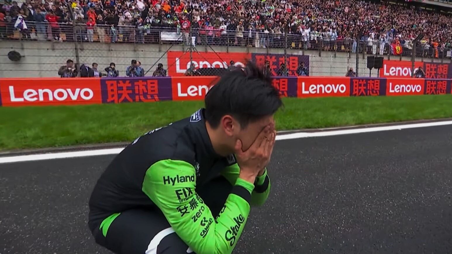 Zhou si inginocchia in pista e piange a dirotto: cosa è successo dopo la fine del Gp di Cina