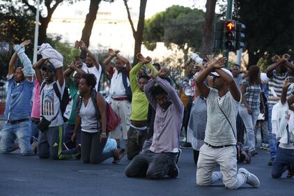 Roma, tensioni durante lo sgombero dei migranti abusivi 20