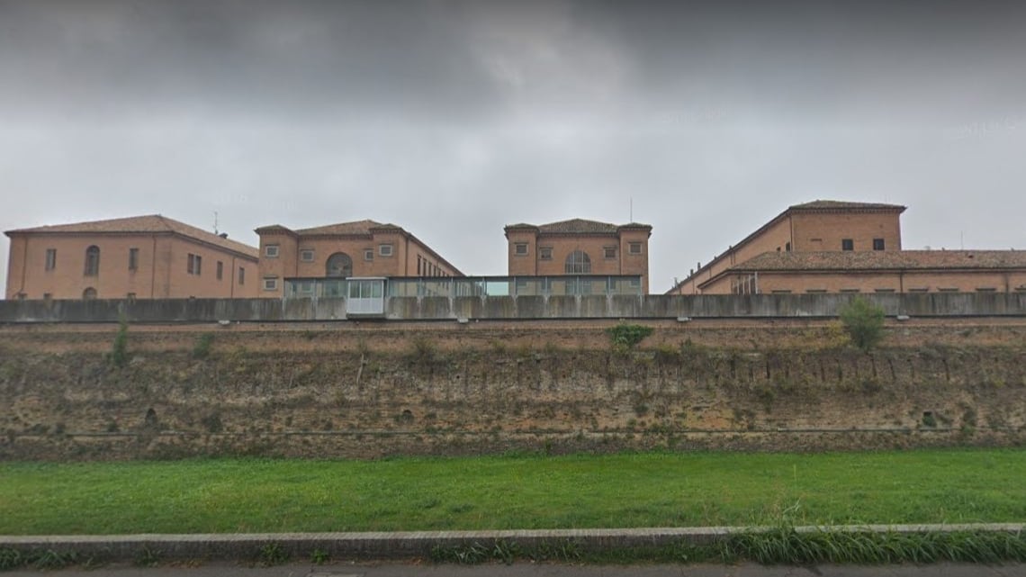 Forlì, detenuto nigeriano tenta di strangolare un agente
