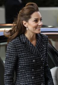 Kate Middleton all'ospedale pediatrico, ma la gonna la mette in imbarazzo 5
