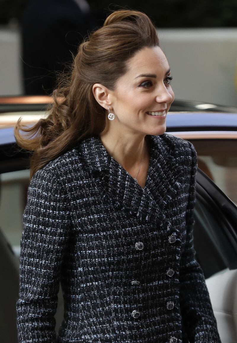 Kate Middleton all'ospedale pediatrico, ma la gonna la mette in imbarazzo 5