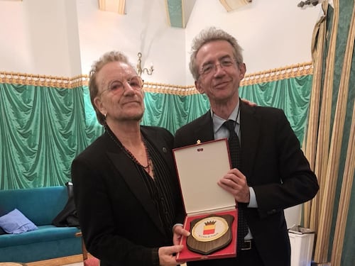 Bono Vox incanta Napoli e si commuove davanti al Cristo velato