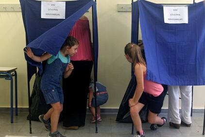 Il popolo greco al voto. Anziani e bambini alle urne per un nuovo governo 2