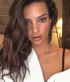 Emily Ratajkowski, topless nel deserto: scatti hot 4