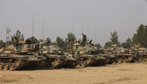 I carri armati turchi penetrano in Siria 7