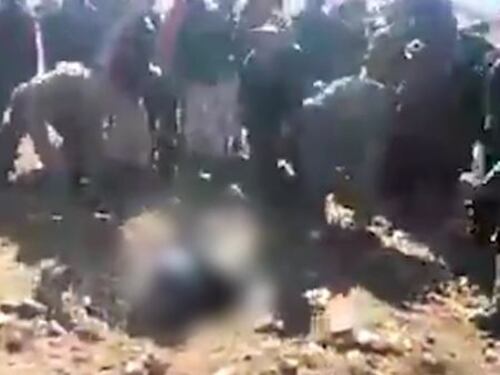 Afghanistan, lapidata fino alla morte: le immagini della donna uccisa fanno il giro del web