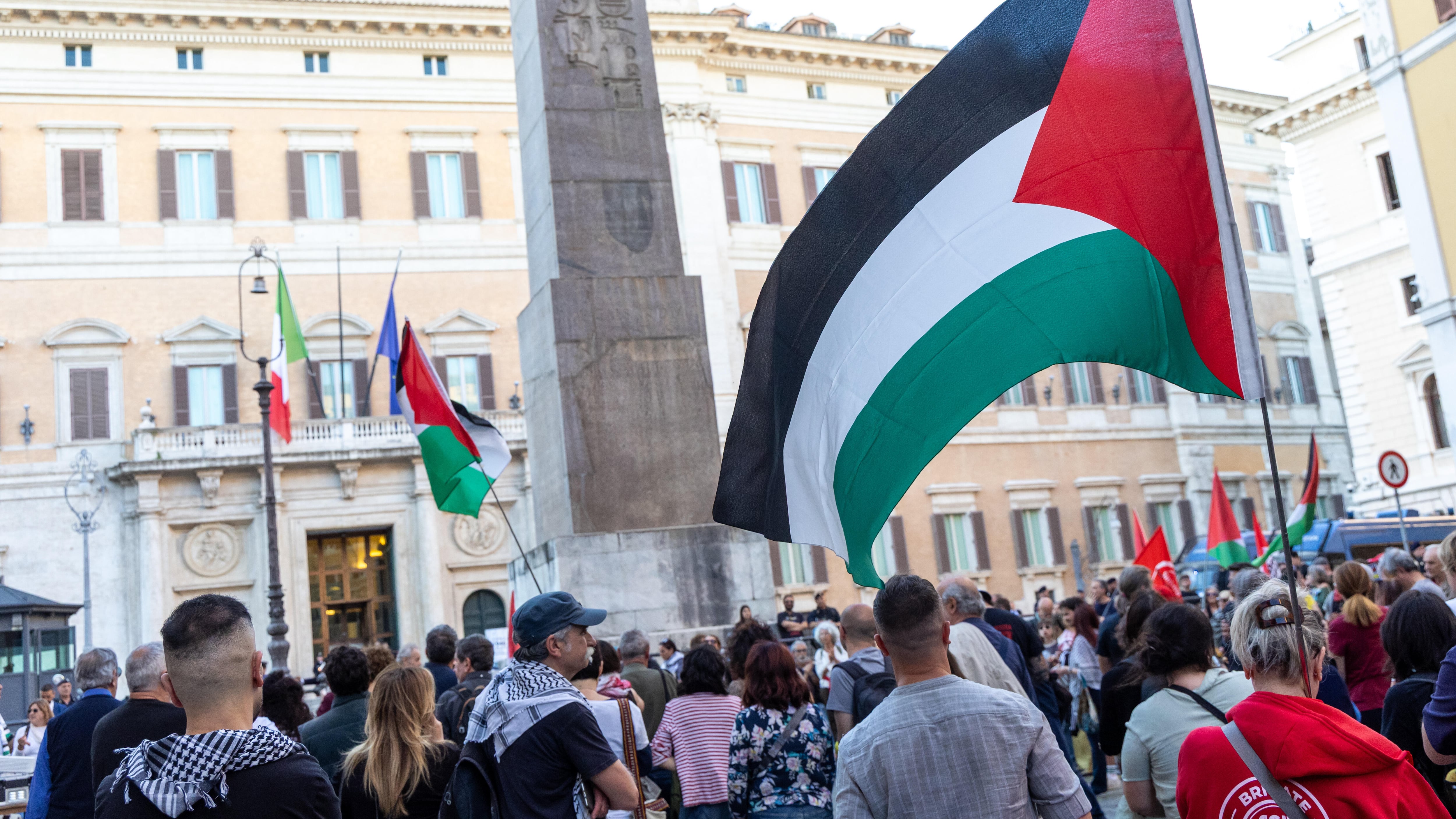 Il raduno, gli attacchi e gli obiettivi politici. L'sos cybersicurezza sui "Flotilla hacker"