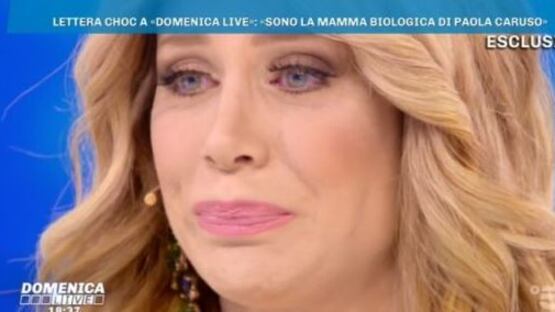 Paola Caruso in lacrime per la presunta madre biologica: "Sono scioccata"