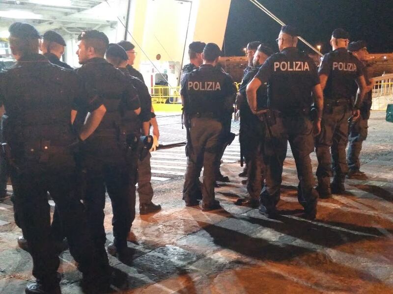 Lo sbarco dei migranti della Open Arms a Porto Empedocle  6