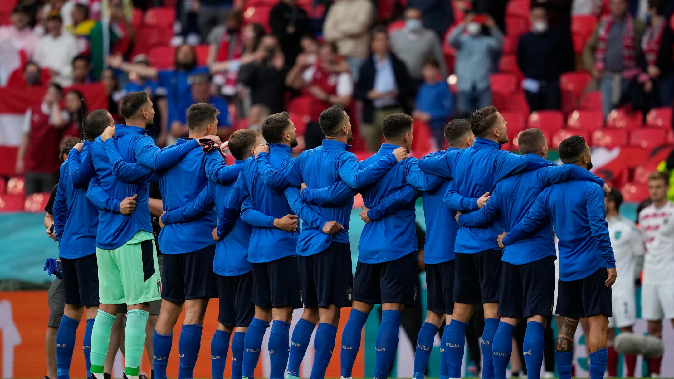 Azzurri tutti in piedi. E anche l'asso di colore non si genuflette