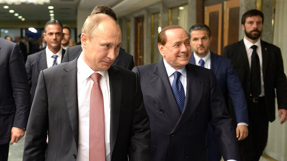 Telefonata di mezz'ora tra leader: Berlusconi fa gli auguri a Putin