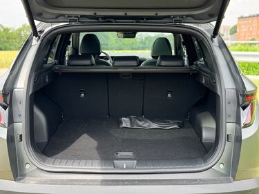 Hyundai Tucson plug-in: guarda la gallery del SUV ibrido alla spina 12