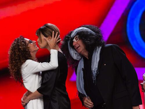 Quel bacio saffico tra Paola Cortellesi a Teresa Mannino