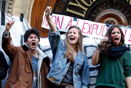 Parigi, liceali insorgono contro l'espulsione di una kosovara 2