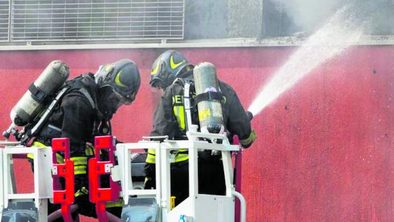 Boato in una palazzina nel Brindisino: sei feriti, grave un anziano e quattro minori intossicati