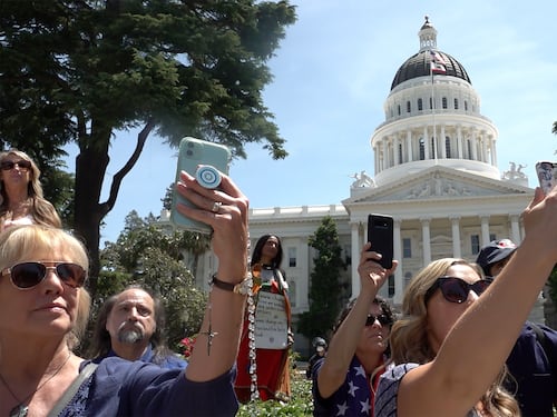 "American Selfie". I cellulari? Più pericolosi persino dei fucili