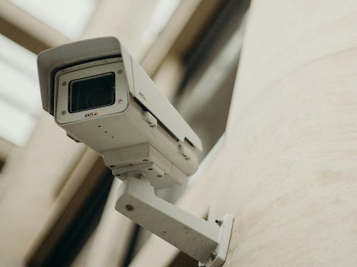 Telecamere private in condominio: l’assemblea non può ordinarne la rimozione