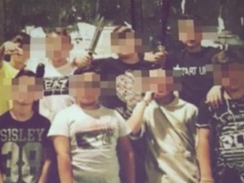 Napoli, bambini con mazze e pistole: la foto è una fake news
