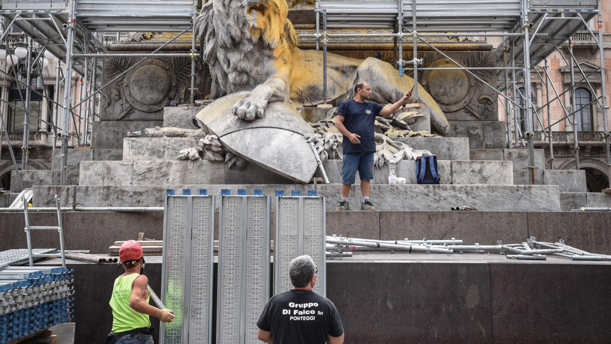 "Oltre 30mila euro". Ecco quanto costa il restauro della statua rovinata dagli eco-vandali a Milano