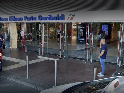 37enne accoltellato sul treno durante una rapina: torna la paura a Milano