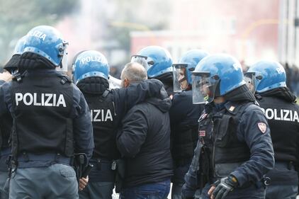 Scontri tra tifosi prima del derby Lazio-Roma: le immagini 5