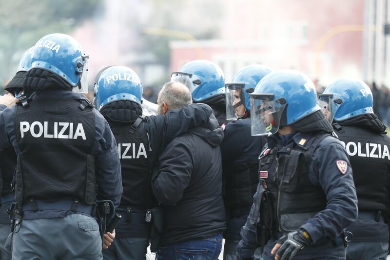 Scontri tra tifosi prima del derby Lazio-Roma: le immagini 5